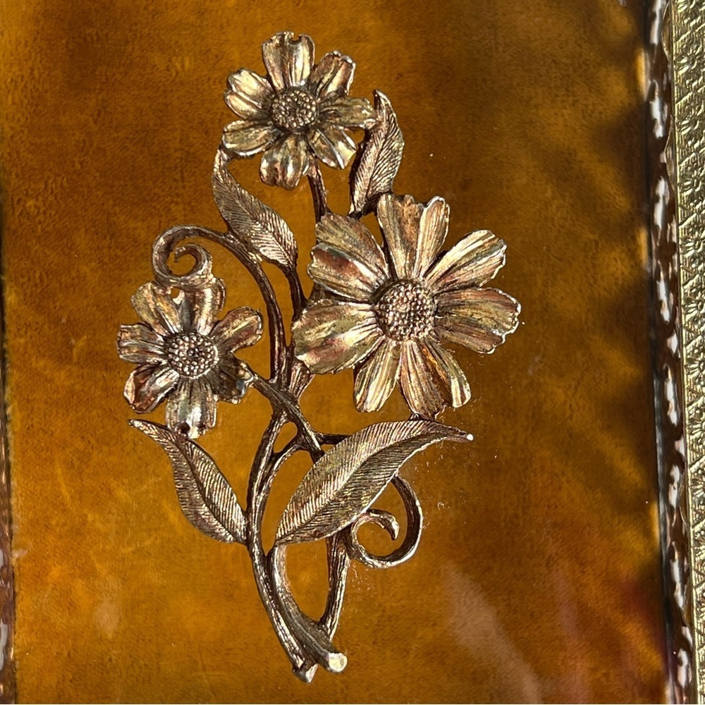 Vintage Antique Daisy Gold Jewelry Box With Glass top. - Picture 4 of 15